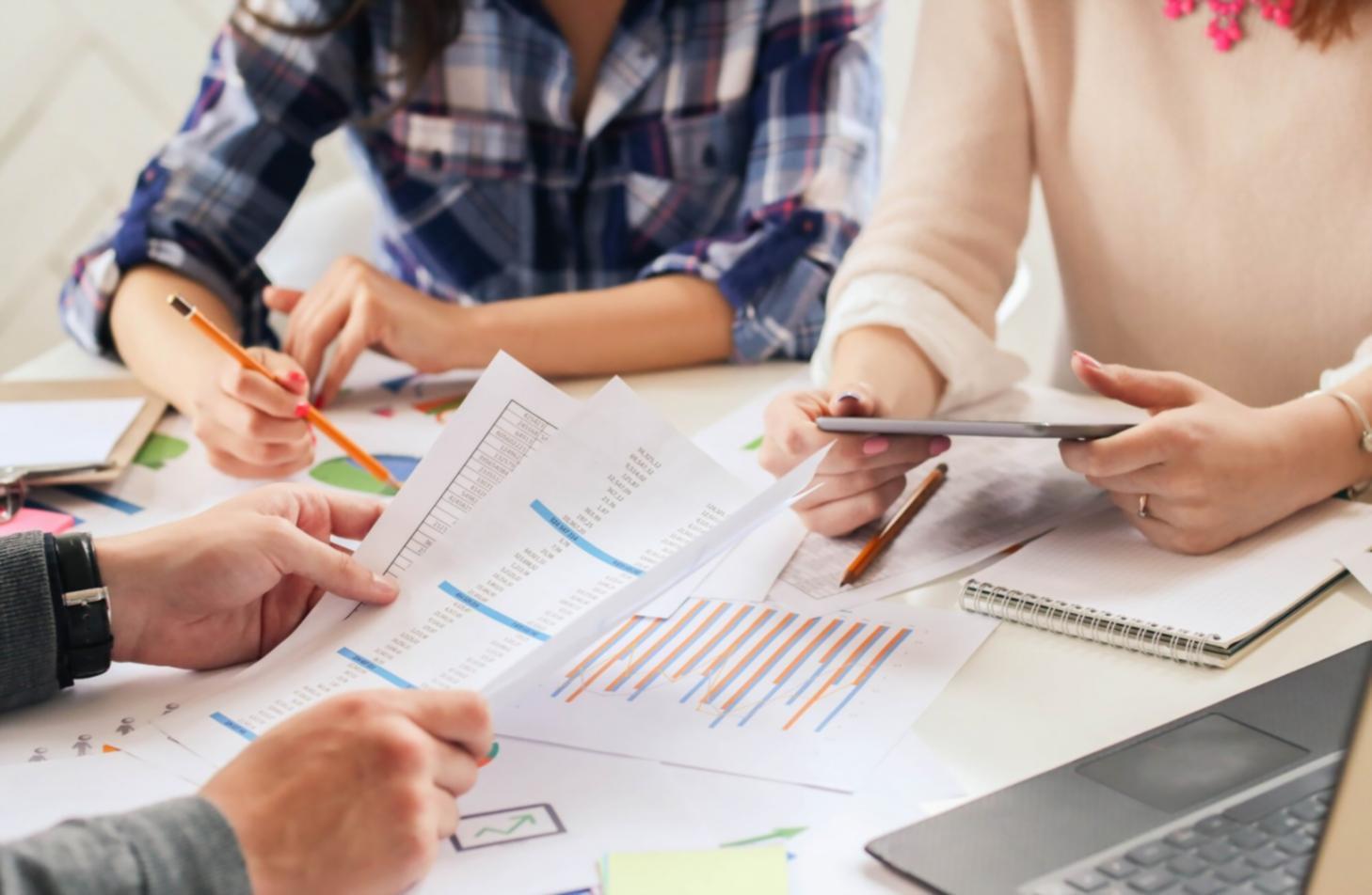 Intensive Gruppenarbeit in Workshop zur Finanzanalyse